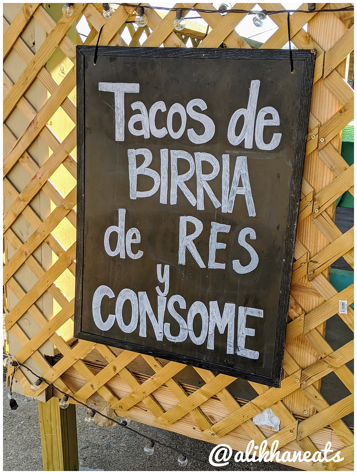 La Tunita 512 birria de res tacos sign